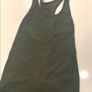 Mesh lulu tank size 4 or 6 And wear tied or untied